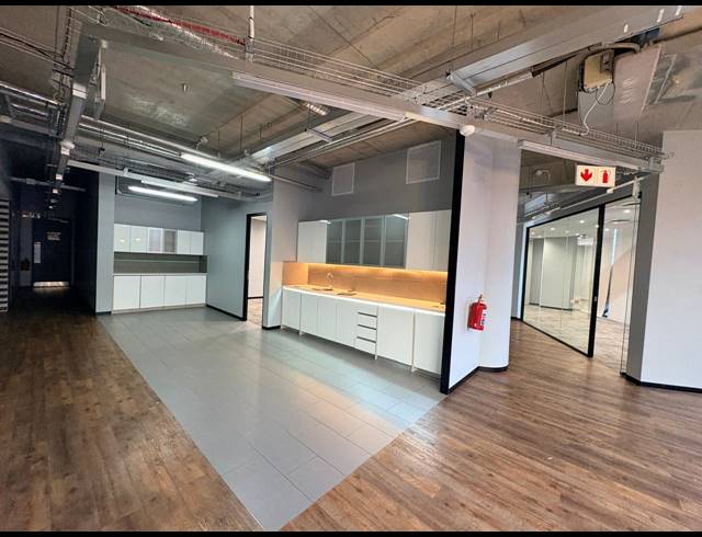 360M² OFFICE TO LET IN WATERFALL